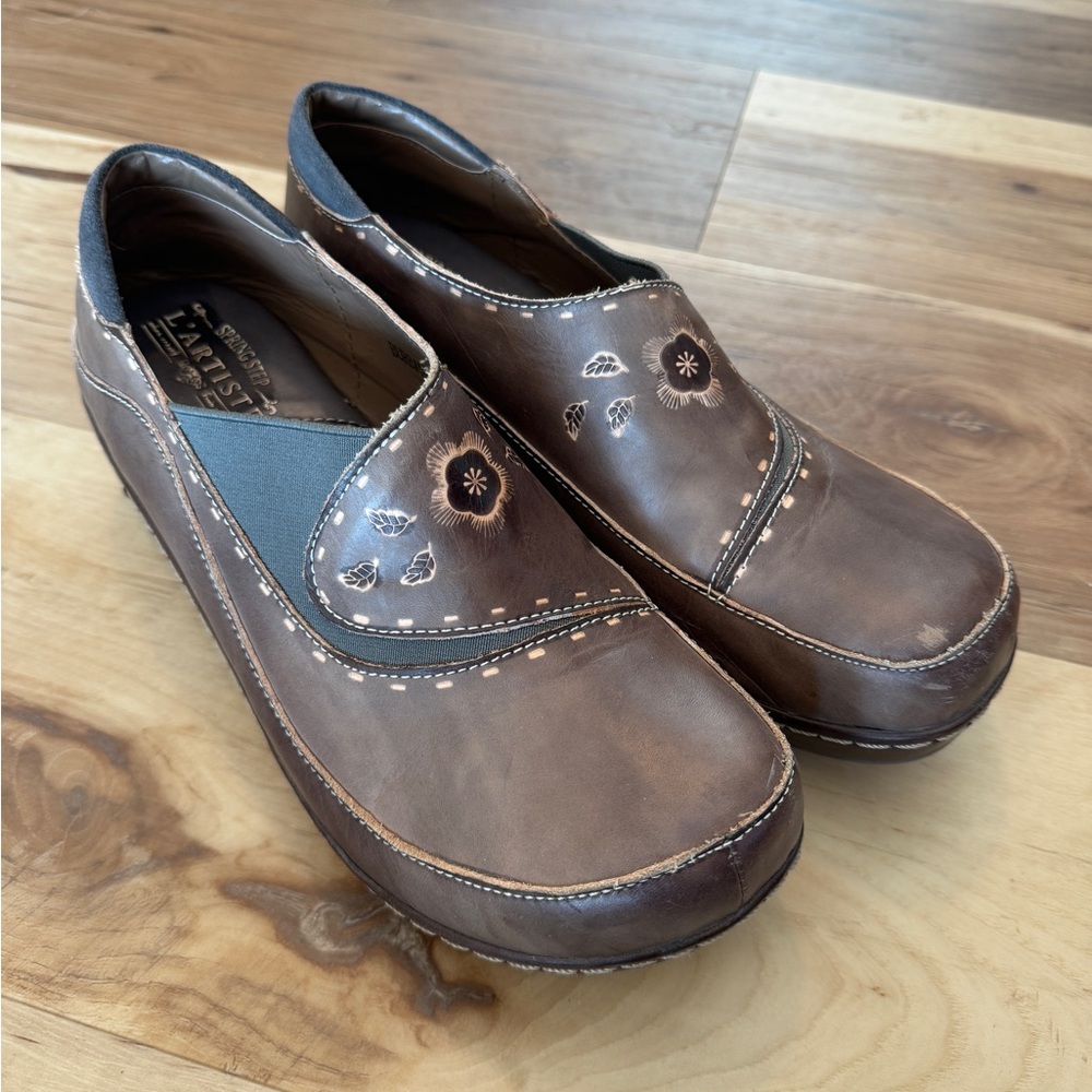 L'artiste hand painted leather clogs